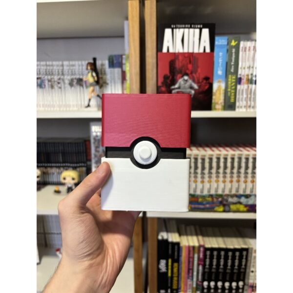 15504697953-15504690031-br-11134207-820lu-mm0o4z0aygw71a.jpeg Deck Box Pokébola 60 Cartas com Sleeve - Impressão 3D PLA - Porta Cartas Pokémon TCG
