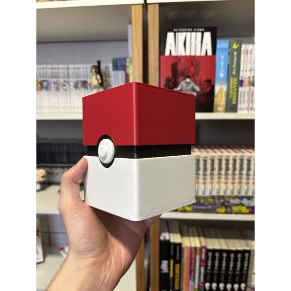 15504697988-15504690069-br-11134207-820ld-mm0o4z0ax2br62.jpeg Deck Box Pokébola 60 Cartas com Sleeve - Impressão 3D PLA - Porta Cartas Pokémon TCG